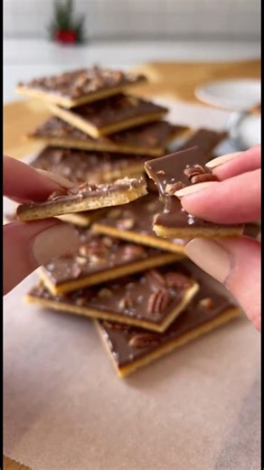 Saltine Cracker Toffee Candy Ingredients Makes 28 pieces 1 1/2 sleeves salted saltine crackers (45-50 crackers) 1 cup (224 g) unsalted butter 1 cup (224 g) packed light brown sugar 2 cups (338 g) semi-sweet chocolate chips 1/2 cup (56 g) chopped pecans Flakey sea salt (optional) #SaltineCrackerToffee #ToffeeRecipe #SweetAndSalty #FoodReels #TrendingReels #HomeBaking #DessertLovers #QuickDesserts #CandyGoals #ViralFood | Recipe Tips 2.0