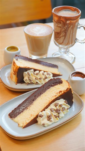 GOOEY BROWNIE & CREAMY BASQUE???? Say hello to one of our forever flavours, our in house favourite Brownie San Sebastián Cheesecake!!! #melbourne #sansebastiancheesecake #melbournedesserts #cheesecake #karomi_au #melbournefoodie #basquecheesecake | Karomi Dessert