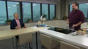 RECETTE | Pour cuisiner des recettes simples et délicieuses avec une texture crémeuse, incorporer le yogourt grec Oikos dans vos plats ! Le chef Jonathan Garnier nous le montre dans cette recette de poulet croustillant au yogourt ! 😋 La recette ici 👉 https://www.salutbonjour.ca/2022/02/04/poulet-croustillant-au-yogourt | Salut Bonjour