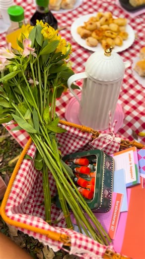 QOLOR ® on Instagram: "💌 visionboards & the girlies >>> tivemos um dia perfeito no parque com o club pra colocar visualmente no planner tudo que sonhamos pra 2026, com direito a muitosss adesivos do nosso novo stickerbook (que lança 09.12, 12h)! queremos ver vocês fazendo também! 💛"