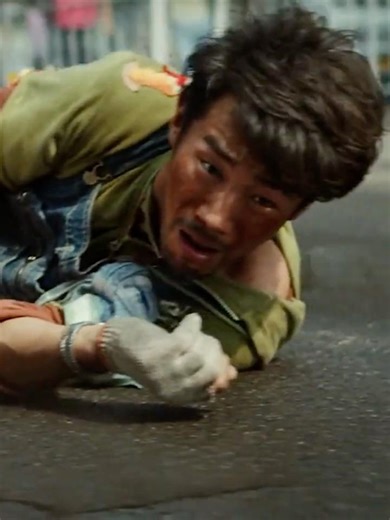 ​He used himself as bait to save his daughter from the giant snake... 🥺💔
