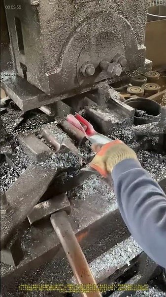 鍛造によるナイフ柄の成形：金属加工における伝統的な鍛冶技術
