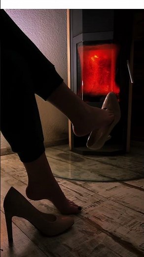 Shoe dangling 👀👠