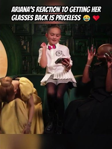 The exact moment Ariana realized she could finally see again… 😂