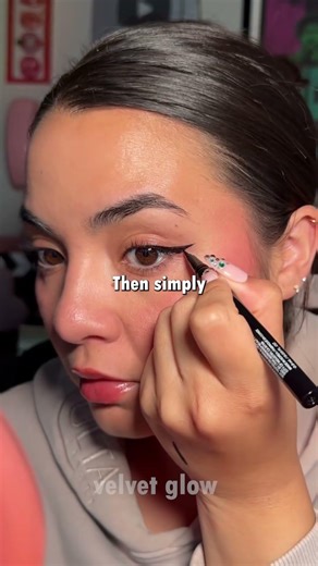 Perfect Winged Eyeliner in Seconds 🖤✨ Eyeliner Stamp Hack