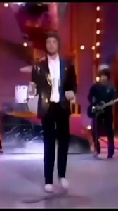 Un día como hoy de 1967 The Rolling Stones aparecen en The Ed Sullivan Show, interpretan "Let's Spend The Night Together", de su séptimo álbum de estudio americano, Between the Buttons. Es bastante obvio lo que sucede en esta canción, cuando Mick Jagger hace una obra para acostarse con una encantadora dama. Toda esta charla sobre "satisfacer todas sus necesidades" llamó la atención de los censores. Muchas estaciones de radio se negaron a reproducirlo o emitieron la palabra "noche". Los Stones aú