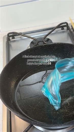 Midlands Cake Artist on Instagram: "You see that flawless finish! It’s ganache!!! The versatility? Unmatched!! (Click the reels tab on my page for more …I promise you’d be impressed 🫣) You can still get a 20% discount on my guide an course by clicking the link in my bio . Use code: FESTIVE🩵 Ps: it was a super duper hot summer day…but my cake? Intact! 🤷🏽‍♀️"