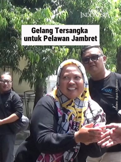 Hukum atau Keadilan? Sebuah kisah pilu datang dari Sleman, DIY. Hogi Minaya (43) harus memakai gelang elektronik di kakinya karena ditetapkan sebagai tersangka usai melawan balik pelaku kejahatan. April lalu, Hogi mengejar 2 jambret yang merampas tas istrinya. Saat pengejaran, motor penjambret menabrak tembok hingga keduanya meninggal dunia. Polisi menjerat Hogi dengan pasal kelalaian. Kini ia berstatus tahanan kota dengan gelang pemantau dari Kejaksaan. Alat ini terus melekat di pergelangan kak