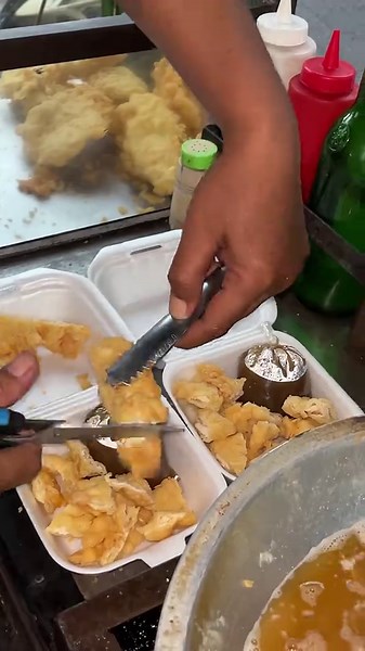 JAJANAN SORE DI LAPANGAN SRIWARU !! 📍Gmaps: Lapangan Siwaru Sondakan, Laweyan, Surakarta ⏰ 15.30-magrib •• Papeda Mas Janto, perbiji 1k (telur ayam), 1.5k (telur putuh) •• Chicken bocil, 5k (dapet banyaaak) •• Pukis, 5k/ pack (6biji) •• Mini Steak, 5k / pack •• Sate kenyil, 500/ biji #streetfood #jajanantiktok #jajananviral #kulinersolo