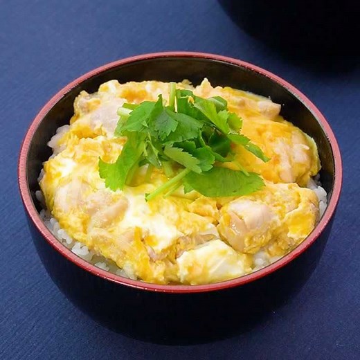白だしと砂糖だけで味が決まる！上品な味わいの親子丼 | デリッシュキッチン