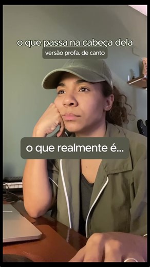 A profa. de canto enquanto você sola...