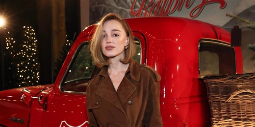 Phoebe Dynevor’s cool-girl bob makes me want a deep side part