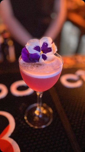 This isn’t your garden-variety cocktail. 🍓 Our newest cocktail is strawberries and spice with a little surprise. Strawberry Fields | Empress Indigo Gin, Licor 43, Strawberry-Basil Syrup, Lime, Peppered-Saline, Fee Foam Brothers Fee Foam | Jeff Ruby's Carlo & Johnny