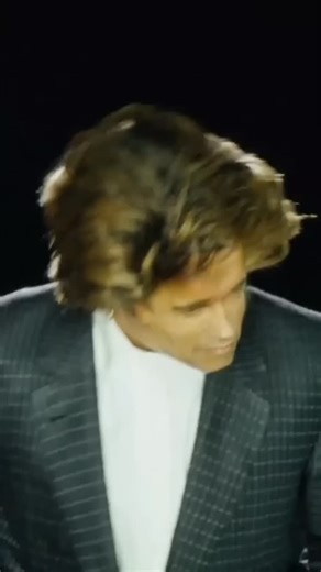 O segredo das coisas on Instagram: "Deepfake é uma técnica de síntese digital que utiliza aprendizado profundo para criar vídeos, imagens ou áudios falsificados de forma realista. Baseia-se principalmente em redes generativas, como GANs, que aprendem a produzir rostos ou vozes convincentes. Modelos variacionais e técnicas de autoencoding permitem capturar e reconstruir características faciais com precisão. Modelos de difusão aprimoram a qualidade e o realismo das imagens geradas. Sistemas de clo