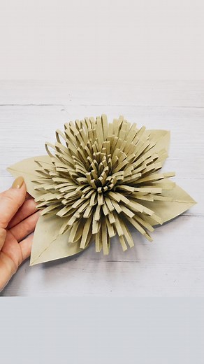 667K views · 12K reactions | Amazing Paper Rolls Flower DIY #amazing #paper #rolls #flower #diy #craft #crafts #papercraft #floresdepapel #paperflowers #kwiatzpapieru #papertowel #papertowelroll #manualidades #upcycling #flor #flores #papel #reciclaje #recycling #bestoutofwaste #howto #jakzrobic | Day with DIY | Facebook