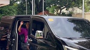 WATCH: Sendoff for Vice President Leni Robredo as she officially leaves the Quezon City Reception House — her office for the last six years. 🎥 CNN Philippines Correspondent Anjo Alimario | NewsWatch Plus Philippines