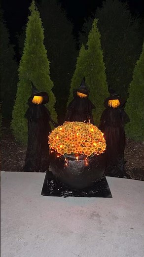 DIY Large Witches Cauldron #diy #halloweencrafts #halloween #Witchcauldron