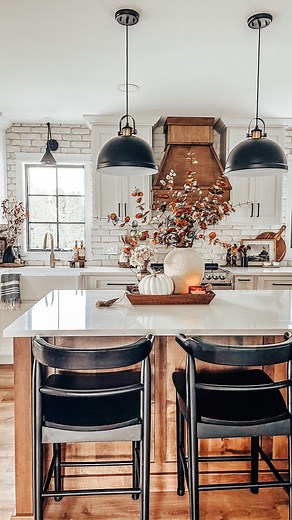 Home Design by Tonya on Instagram: "Fall kitchen tour 🍁 Follow along as the seasons change for more home decor, diy, and styling tips OR shop my LTK by clicking the link in my bio🖤 #wearevirir #mycrumbshome #mydomaine #howihaven #mycuratedhome #kitcheninspo #fallkitcheninspo #kitchendesign #fallhomedecor #kitchenisland #kitchendesign #fallkitchen #reelsviral #viralreels #reelitfeelit #explorepage #ａｅｓｔｈｅｔｉｃ #interior123 #kitchensofinstagram #homereels #homesweethome #myhomevibe #farmhousekitch