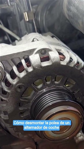 Cómo desmontar la polea de un alternador de coche