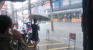 Flood situation along Chino Roces Ave. in Makati City at 11:00 a.m. today | Video courtesy of Mark Vincent Crisostomo | Philippine Star