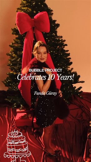 Studio Flux on Instagram: "Yıllar geçse de nezaketin ve güler yüzün hiç değişmedi. Birlikte olduğumuz her anda bunu hissettirdin. Seni tanımak ve bu yolculuğu seninle paylaşmak bizim için çok kıymetli. İyi ki varsın Funda ❤️ seni seviyoruz 🙏🏻 @project_bubble celebrates 10 years 🥳"