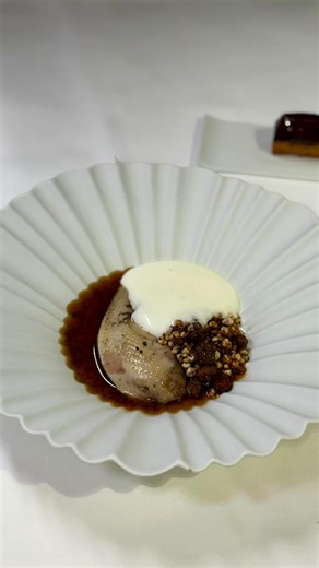 An ode to refinement. The Grey Partridge, showcased with the delicate texture of buttermilk and its meticulously prepared ‘Kig Ha Farz’ toast in a salmis reduction. A culinary creation where the intensity of game is enveloped in sophisticated technique, echoing the authentic roots of Brittany of Chef @jeromebanctel Une ode au raffinement. Le Perdreau gris, mis en valeur par la douceur lactée du lait ribot et son toast de «Kig Ha Farz» méticuleusement apprêté en salmis. Une création culinaire où