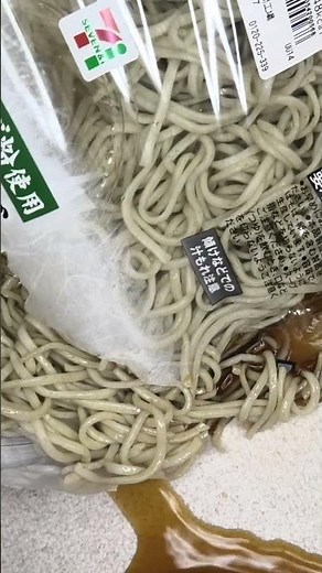 486円のセブンイレブンの信州産そば粉使用のざるそばを切りました。 #セブンイレブン #ざるそば #信州産