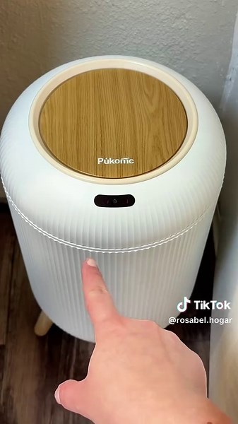 Basurero automático con sensor sin contacto para el hogar. Esto hace todo más fácil sin tener que tocar nada.#TikTokShop #HomeHacks #SmartHome #CleanHome #Basurero