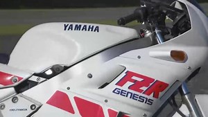 ヤマハ バイク on Instagram: "昨年10月末に行なわれた「2020歴史車両走行会」より、FZR400Rの走行シーンを動画でご紹介✨﻿﻿﻿﻿﻿﻿﻿﻿﻿﻿﻿﻿﻿ ﻿﻿﻿﻿﻿﻿﻿ 1980年代、ロードレースの中でも特に観客席からの距離感が近かったのが「TTｰF3クラス」でした。なぜなら、主に4ストローク400ccの一般市販車がベースとなっていたからです。﻿ そこに登場したFZR400Rは、ヤマハ独自の４ストローク用排気デバイス”EXUP”（エグザップ）が盛り込まれたことにより性能が向上し、峠道で、またサーキットで、熱い視線を浴びていました👀🔥﻿ ﻿﻿ 〜〜〜〜〜〜〜〜〜〜〜〜〜〜〜〜〜﻿﻿﻿﻿﻿﻿﻿﻿﻿﻿﻿﻿﻿ 【﻿﻿﻿﻿﻿﻿FZR400R】(1987年)﻿ ﻿ ヤマハ独自の４ストローク用排気デバイス“ EXUP（エグザップ）”を初採用したモデル。レースベース車両として2,500台が限定発売された。エンジンはFZR400と同一だが、軽量化されたピストン、クラッチのフリクションプレートの追加、 F3キット同様のクロスレシオミッションなどが施された。またシングルシート、40m