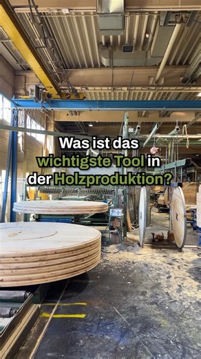 Klein und unscheinbar, aber eins der wichtigsten Tools in unserer Holzproduktion: Die Schutzbrille.⠀ #schutzbrille #holzproduktion #karriere #cabledrum | Hildebrandt Group