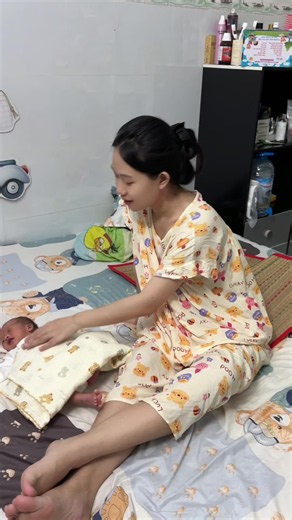 Cho đi mà mặt không vui gì hết — clip hài gia đình Hoàng Lam
