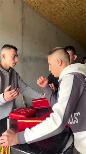 L’Homme Le Plus Rapide Au Bras De Fer Que Tes Yeux Ont Du Mal À Suivre