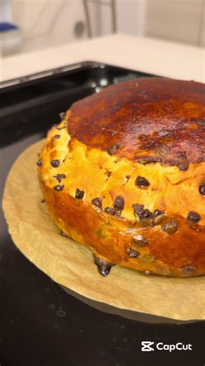 🍪Pan Gocciolone (Cramique) Soffice come una nuvola grazie alla tecnica Tang Zhong. 🛒 Ingredienti • Per il Tang Zhong: 20g Farina 50ml Acqua 50ml Latte • Per l’impasto: 150g Farina Manitoba 150g Farina 00 50g Zucchero 7g lievito di birra 1 Uovo 120ml Latte 20g Burro morbido 100g gocce di cioccolato fondente 1 Tuorlo per spennellare. 🥣 Procedimento 1. Tang Zhong: Cuoci acqua, latte e farina finché diventa una gelatina. Lascia raffreddare. 2. Impasto: Mixa latte,zucchero,lievito e Tang Zhong. In