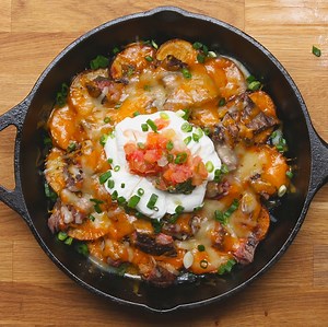 These steak and potato nachos are next level!🤤 RECIPE: https://tasty.co/recipe/steak-and-potato-nachos | Tasty UK