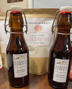 Did you know homemade vanilla extract only needs two ingredients? Vanilla beans and alcohol slowly infuse over time, creating a rich, pure vanilla flavor that gets better the longer it sits. Simple. Traditional. Worth the wait. ✨ Have you ever made your own vanilla extract? #HomemadeVanilla #BakingTips #FromScratch #HomeBaker #KitchenKnowledge | The tattered Whisk&Spoon