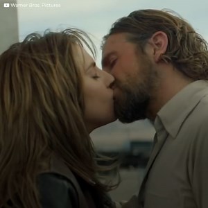 Lady Gaga could not go on. The end was announced, but tragedy destroyed her. Shining as she always dreamed in Hollywood, the superstar was about to shoot the finale of A Star Is Born, but a phone call stopped filming. Running away at full speed, the artist plunged into sadness and abandonment, she had lost a person she loved, and from then on nothing would ever be the same again. | Icons