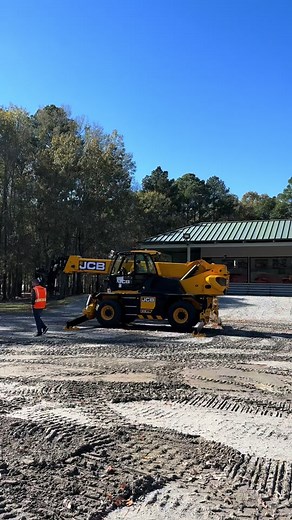 The world’s favorite telehandler is now available with a 360° rotating boom. Introducing the 512-83R with an 83 foot lift height capability!! #jcb #jcbmachines #telehandler #construction #machinery