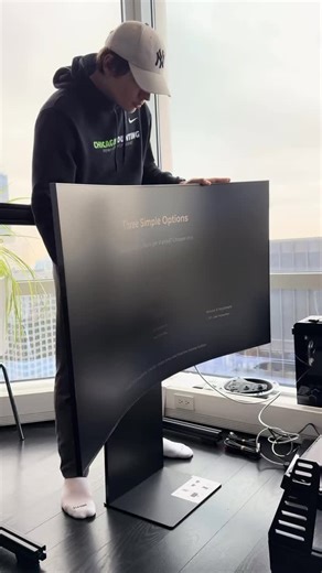 Worldgamingsetup on Instagram: "55” Samsung Odyssey Arc monitor assembly — this setup is absolutely insane 🤯🔥 #gaming #game #monitor By @chicagomounting"