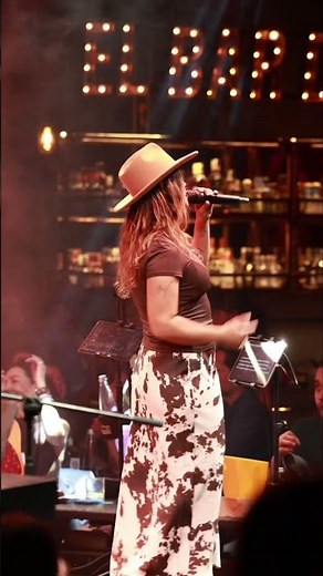 200 Copas de Karol G, versión Grupo Trilogía