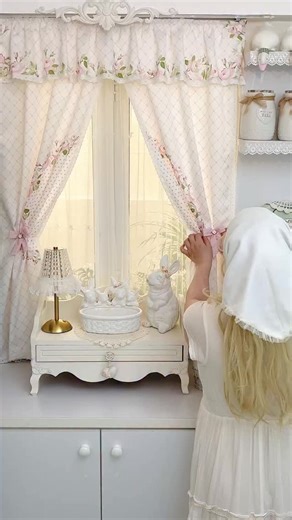 @leila_home_style on Instagram‎: "از پارچه ی رومیزی برای دوخت پرده استفاده کردم به نظرم قشنگ شده نظرشما برام باارزشه ❤️ #زن_خانه_دار #وینتیج #خیاطی#آشپزخانه #شبی_شیک لحظاتی از خانه ماندن شیرین اینجا ثبت میشه ومیتونید از دست سازه های چوبیم و تورهای خوشگلم سفارش بدید ❤️🤝 @leila_home_style @leila_home_style @leila_home_style"‎