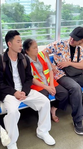 ONE MAN Helps an Elderly Woman Rest Comfortably on the Subway | ONEMAN #ONEMAN #KindnessMatters