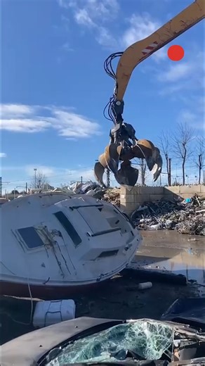 Que deviennent les bateaux arrivés en fin de vie ? Chaque année, des centaines d’unités, de la « coquillette » aux embarcations de plusieurs dizaines de tonnes, doivent être prises en charge pour éviter l’abandon d’épaves sur les rivages ou dans les ports. Dans une région où les centres spécialisés sont rares, une filière discrète mais essentielle s’organise. Plongée dans les coulisses du recyclage nautique ! ⚓🌱 | Midi Libre