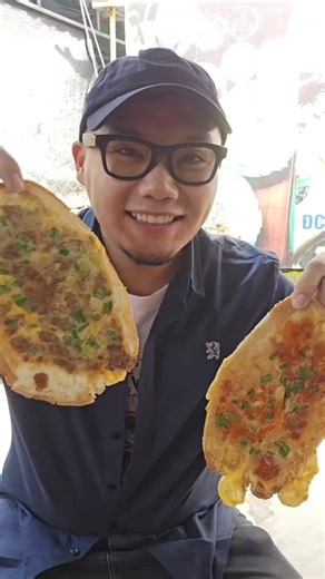 📍location at end of video This is the most creative Banh Mi I Ever Ate. 6/10 you choose the banh mi you want then they make and flatten the sandwich for you. Nice and crunchy, but i prefer the original sandwich with the veggies inside because flat is kind of dry to eat. It isn't too big on flavors. Other the the flat aspect of it, there isn't too much wow factor. #CapCut #banhmi #foodreview | Mengo Xiong