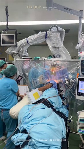 Beberapa hari ini suka lihat vidio aktifitas dokter dengan tim saat melakukan tindakan ke pasien. Sebenarnya ingin tahu apa sih yang terjadi saat berada di ruangan operasi.Tentu di momen saat pasien ini sedang dalam menjalani operasi tumor/lesi otak dalam kondisi sadar, tujuannya supaya tim dokter dapat langsung cek respon motorik dan kognitif secara realtime.Tentu semua tim dokter punya standar dan prosedur yang ketat atas proses operasi agar proses pengangkatan tumor dapat terlaksana dengan ba