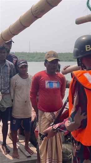 জেলেদের বোট তল্লাশি জন্য বিজিবি যেভাবেই নিয়ে যাচ্ছে।