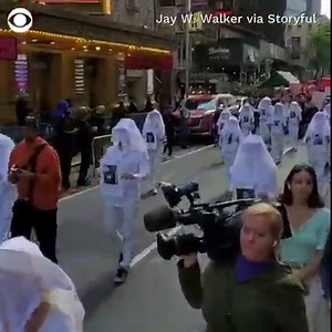Protesters carried “child-sized” coffins through the streets of Manhattan in protest of gun violence after the Uvalde school shooting. https://cbsn.ws/3wUINgV | CBS News