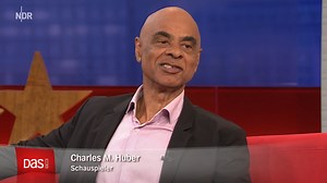Charles M. Huber kennen viele noch aus der ZDF-Kult-Krimi-Serie "Der Alte", doch der Schauspieler ist auch als Autor, Politiker und Berater zum Thema Afrika tätig. Auf dem Roten Sofa hat er auch über sein neues Leben auf Ibiza gesprochen: https://1.ard.de/Charles_M_Huber | DAS! im NDR Fernsehen