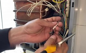 vaillant壁挂炉f28故障解决《04分35秒。，不正常，不能用，看看是不是这个地方。。