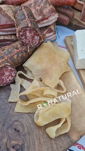 8.6K reactions · 604 shares | Livrare Gratuită pentru comenzile plasate până vineri! Pentru comenzi: Www.ronatural.com sau Whatsapp 0040 762 500 800 #ronatural #produsetraditionale #livraregratuita #brânză #afumături #Cârnați #miere #carnelagarnita #Șorici | Ronatural | Facebook