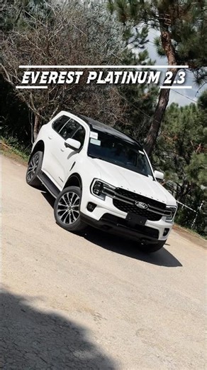 Detailed look at the interior and exterior of the white Ford Everest Platinum 2.3 gasoline model....